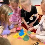 V trávě hopsá zajíček, ztratil mnoho vajíček