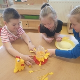 V trávě hopsá zajíček, ztratil mnoho vajíček II.