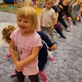 Červený traktůrek jezdí po poli