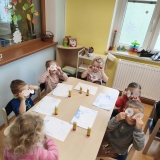 Na severu blízko pólu lední medvěd vede školku